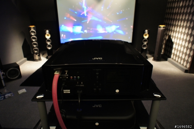 首批量產的3D投影機JVC DLA-X3~超高真實對比終於到貨嘍!!(簡易開箱)