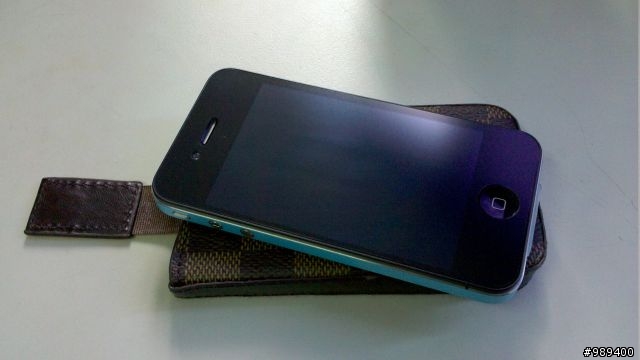 【開箱】遲了一個月的iPhone4開箱--同場加映質感橫格紋皮套與白色防塵塞組