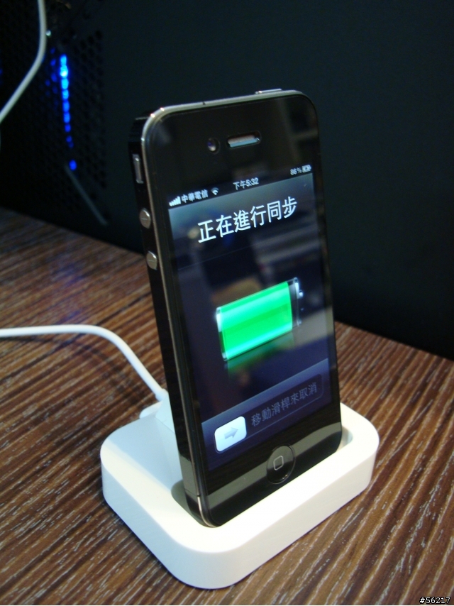【DIY分享】iphone4 自製邊框貼+DOCK手機支撐架