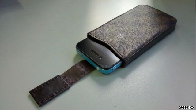 【開箱】遲了一個月的iPhone4開箱--同場加映質感橫格紋皮套與白色防塵塞組