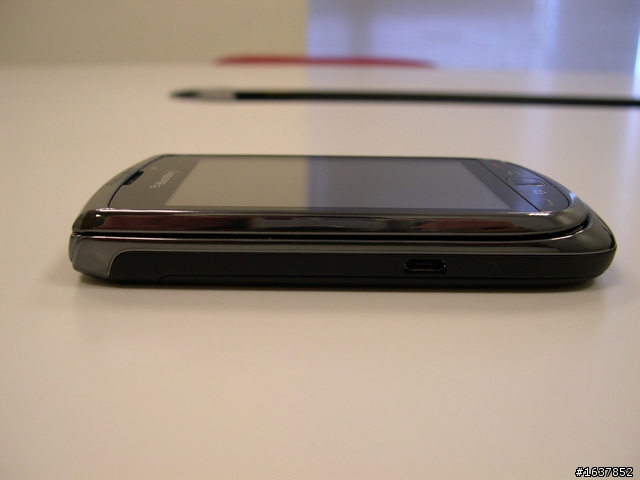 【不專業開箱】Blackberry torch 9800 & Blackberry 6.0系統試用分享