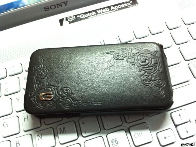 遲來的聖誕禮物--SGP iPhone 4 限量版 Gariz 黑色荊棘花紋皮套 [PL-IP4F1]