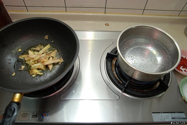 寒冷單人夜晚,DIY來碗熱騰騰的"麻油雞"