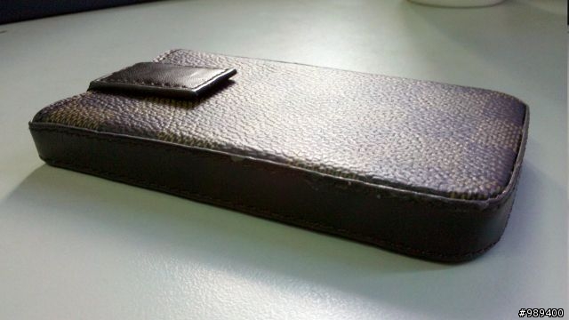 【開箱】遲了一個月的iPhone4開箱--同場加映質感橫格紋皮套與白色防塵塞組