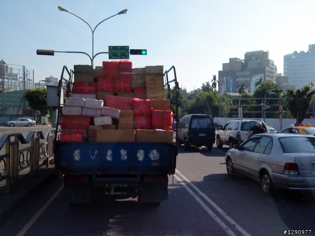運鈔車~車門沒關路上跑...[有圖有真相]