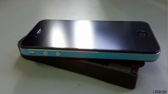 【開箱】遲了一個月的iPhone4開箱--同場加映質感橫格紋皮套與白色防塵塞組