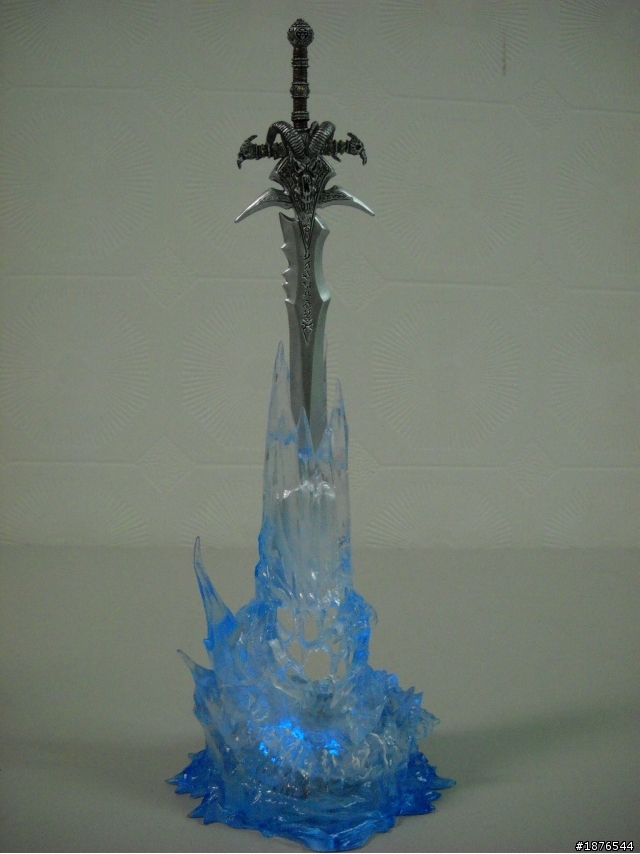 [純粹分享不專業開箱文]魔獸世界 巫妖王PVC可動人形 + 霜之哀傷