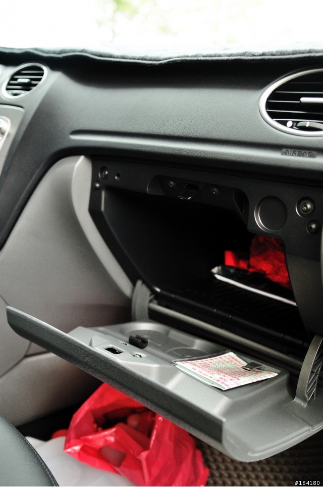 [開箱]Ford Focus 4D 豪華版