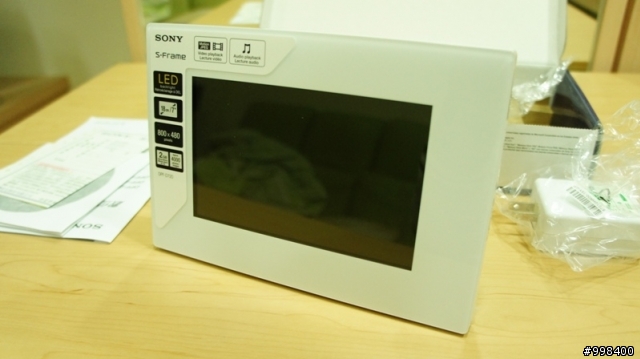 [開箱文]將回憶放進純白的畫框，SONY DPF-D720數位相框