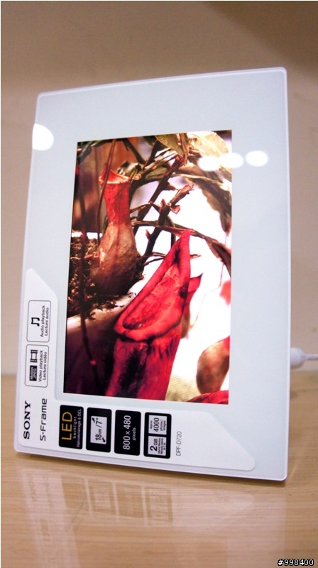 [開箱文]將回憶放進純白的畫框，SONY DPF-D720數位相框