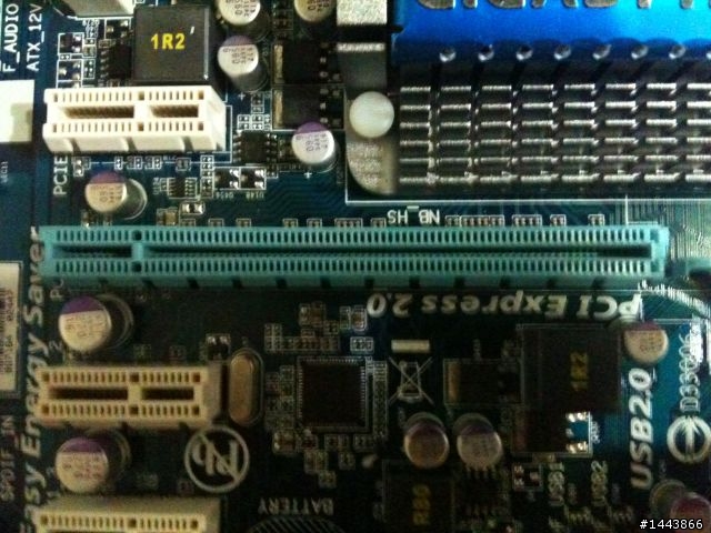 麻煩大家幫我看一下 是不是這個PCI-E插槽 有凹陷下去??