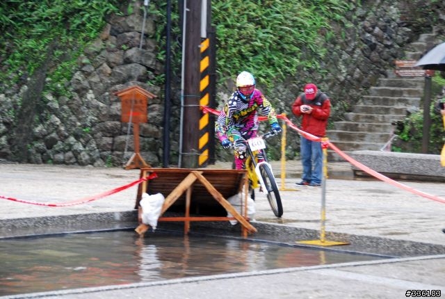黃金小鎮菁英下坡賽(跳水池照片)