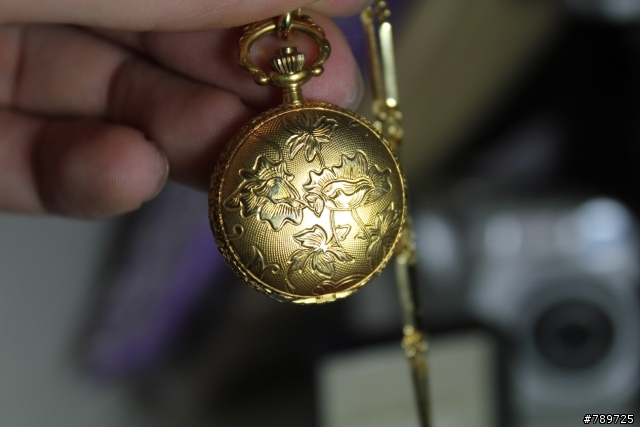 可否幫我確認一下這隻懷錶的型號與大約價值呢？Bucherer 寶齊萊