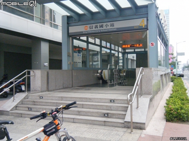 高雄市捷運紅線和橘線各站巡禮