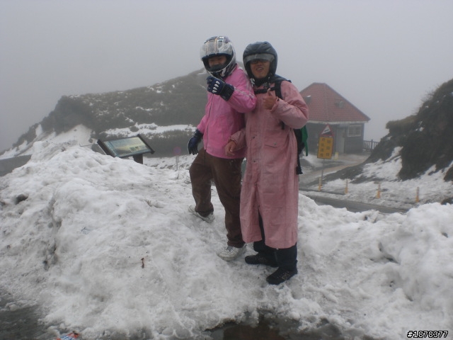 1/21 終於衝上去合歡山 武嶺了   都是雪