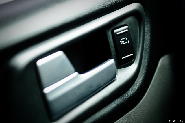 [開箱]Ford Focus 4D 豪華版