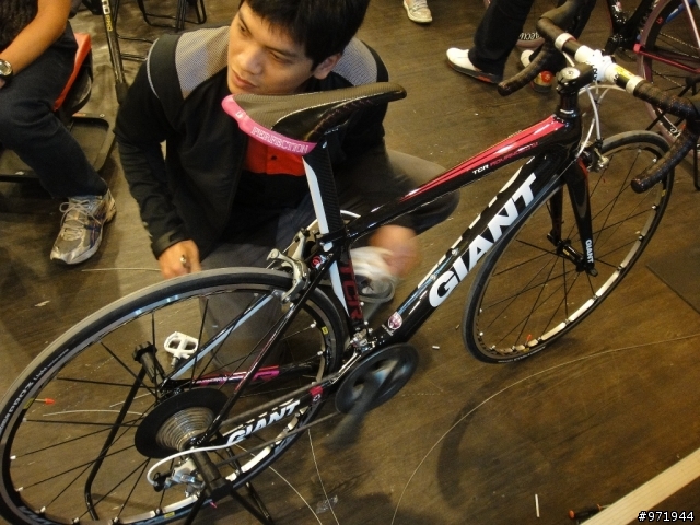 【分享 】捨棄歐洲行--小女人的小桃紅開箱!2011 TCR ADVANCED W
