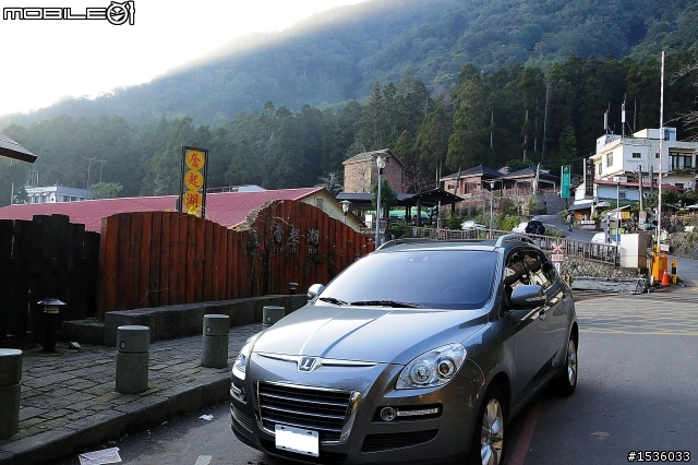 123開著Luxgen SUV到阿里山，阿里山，山上有神木，山下有便當。