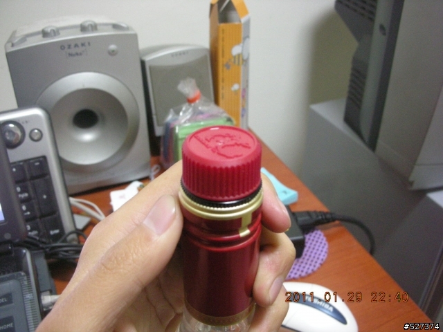 請問這個酒瓶怎麼開?