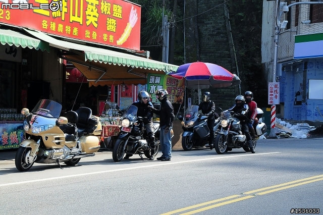 123開著Luxgen SUV到阿里山，阿里山，山上有神木，山下有便當。