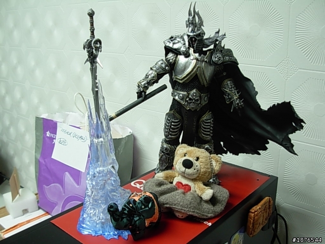 [純粹分享不專業開箱文]魔獸世界 巫妖王PVC可動人形 + 霜之哀傷