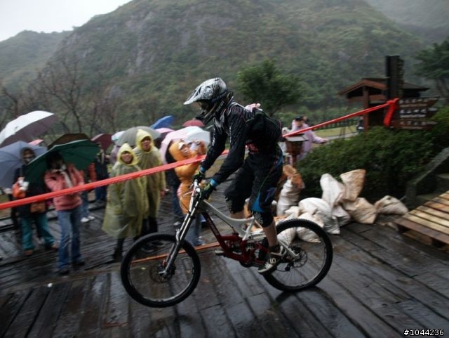 2011/01/08 Specialized 黃金小鎮精英下坡賽 照片