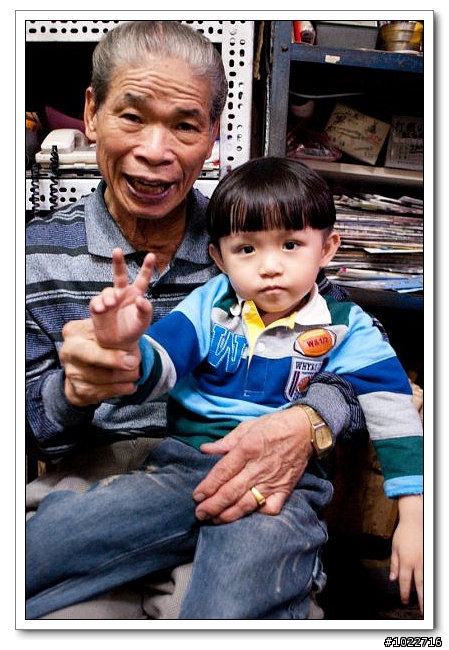 D90 室內也是很厲害滴！捕捉丸林老家小淘氣～