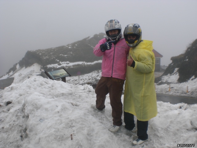 1/21 終於衝上去合歡山 武嶺了   都是雪