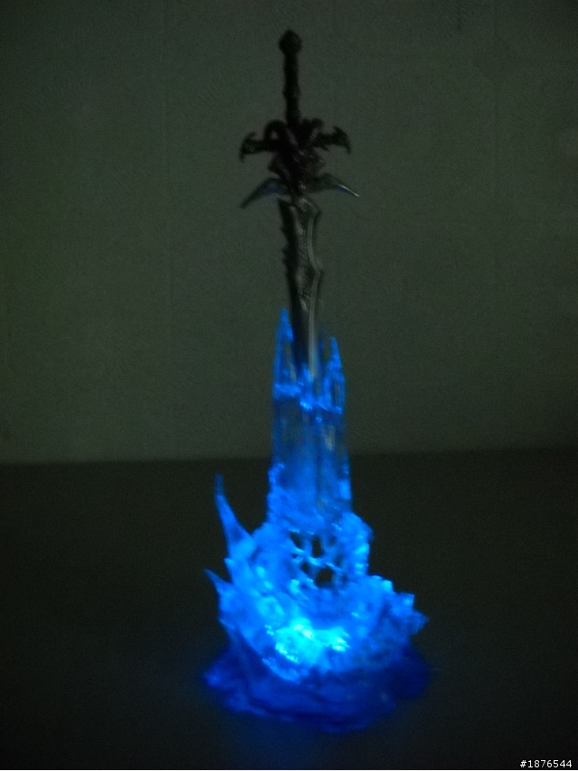 [純粹分享不專業開箱文]魔獸世界 巫妖王PVC可動人形 + 霜之哀傷