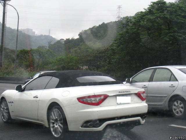 雨中漫步的海神