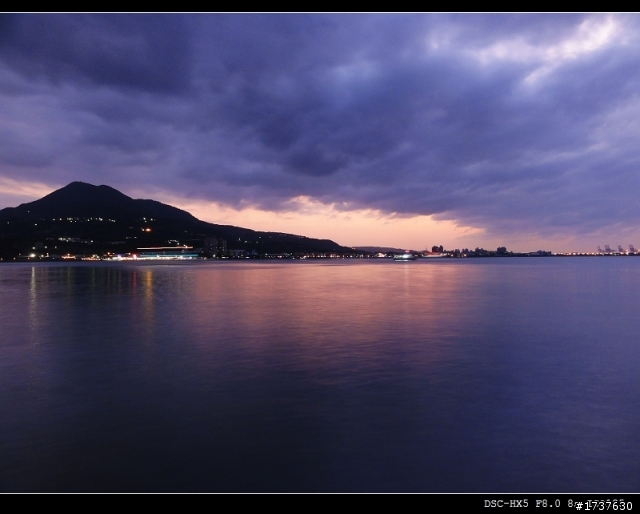 2010年最後一次以及2011年第一天的淡水夕照（使用相機HX5）