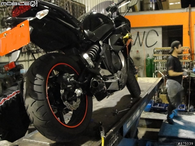 [開箱]Yoshimura TRC Carbon In 10'ER6F,更新聲浪檔