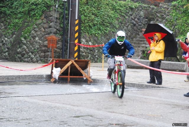 黃金小鎮菁英下坡賽(跳水池照片)