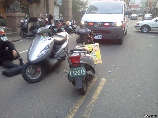 車禍~，想請問各位大大，這是誰的責任比較多(有圖)....
