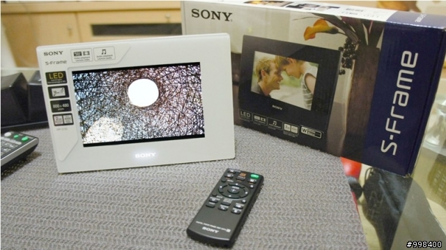 [開箱文]將回憶放進純白的畫框，SONY DPF-D720數位相框