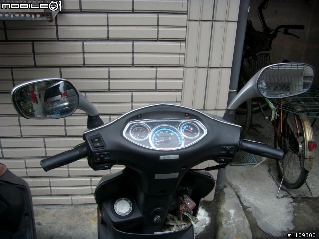 機車停機車格內被撞飛...