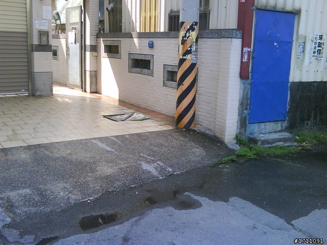 朋友剛剛差點在租房子(大寮琉球路)的地方摔倒