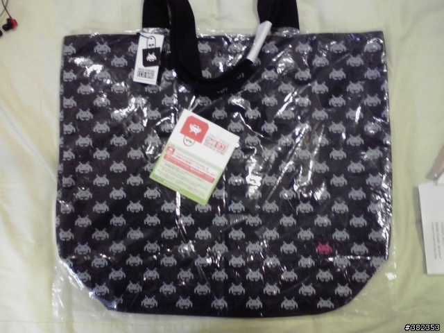 很超值可當去日本回來滿不錯的土產, Taito Station的Space Invaders x Eco bag^^ 已加補開封圖