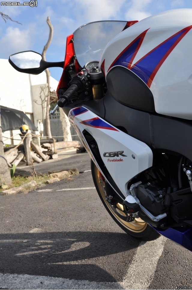 [低調的華麗] (照片更新)HONDA CBR1000RR HRC彩繪版