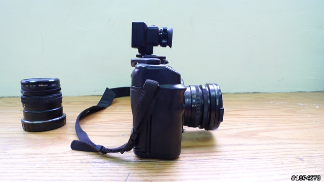 可請幫忙估照片中的mamiya 7ii 值多少錢嗎??