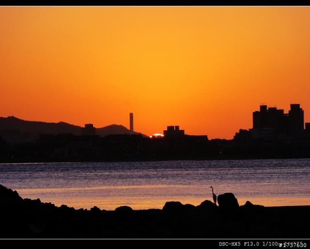 2010年最後一次以及2011年第一天的淡水夕照（使用相機HX5）