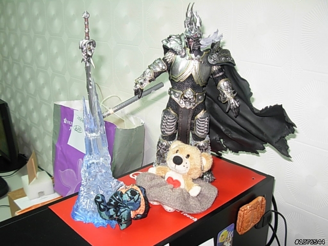 [純粹分享不專業開箱文]魔獸世界 巫妖王PVC可動人形 + 霜之哀傷