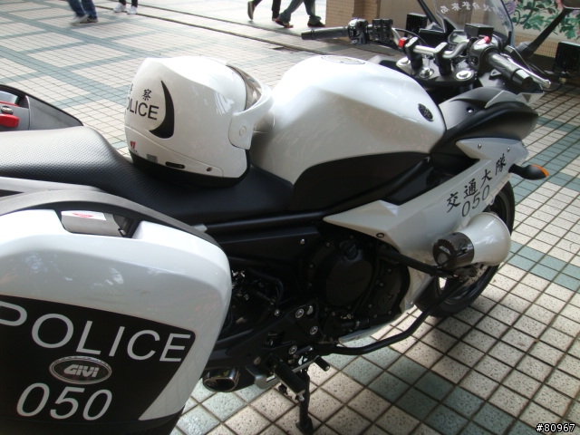 找了好久, 原來排氣管躲在這...