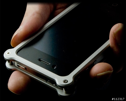 超屌全鋁質iPhone 4保護殼，何時DEFY也有的穿！