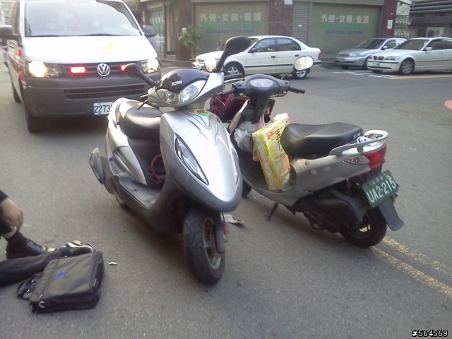 車禍~，想請問各位大大，這是誰的責任比較多(有圖)....