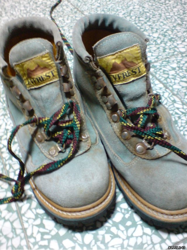 兩百塊的登山鞋?