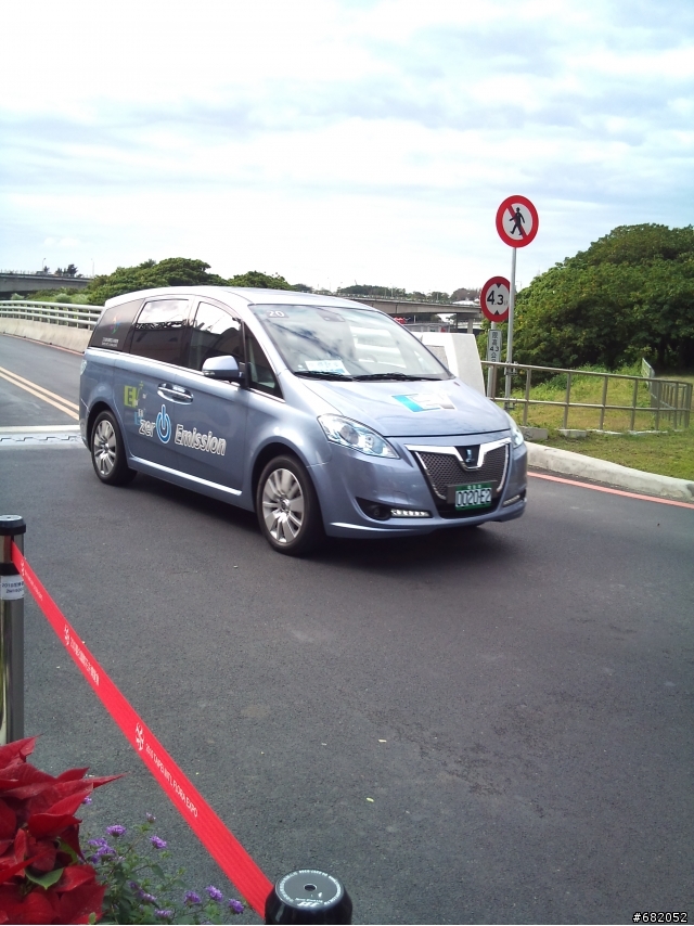 去台北花博，坐LUXGEN電動車~~