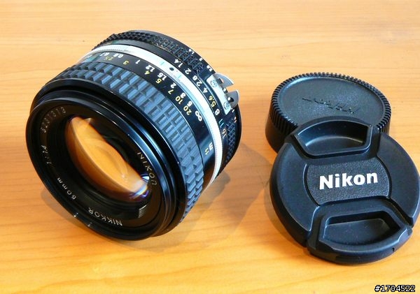 請問這顆鏡頭能裝CANON 50D上嗎?