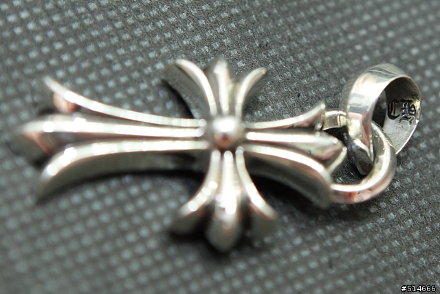 當珠寶皇帝遇見銀飾帝王--Chrome Hearts 經典十字架墜子與皮繩搭配(特別附錄--Chanel N°5 攜帶式香氛組)