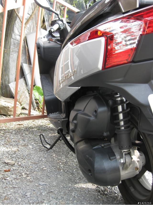 掛試車牌的KYMCO DOWNTOWN 300i